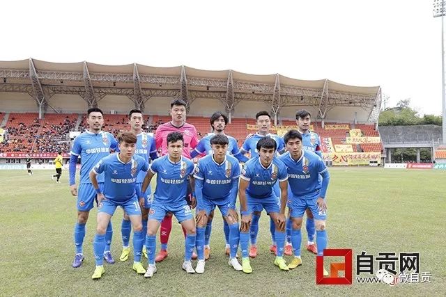 为救邻家孩错过高考，校长把车停在村口